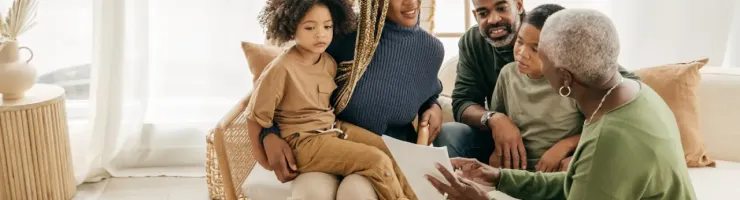 Une famille discute avec une conseillère dans un salon.