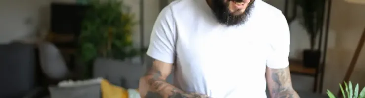 Une homme compare les crédits sur un ordinateur portable.