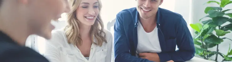 Une bancaire conseille un couple.