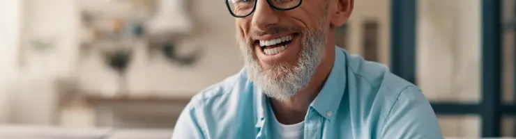 Un homme utilise son téléphone.