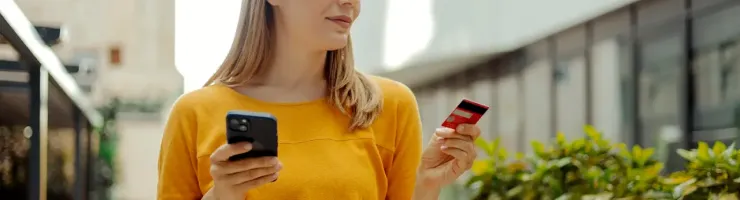 Femme en train de lire le ticket de son train.