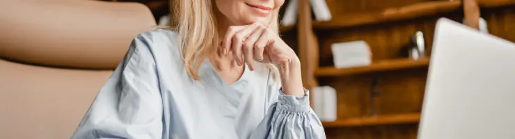 Une femme regarde son ordinateur portable