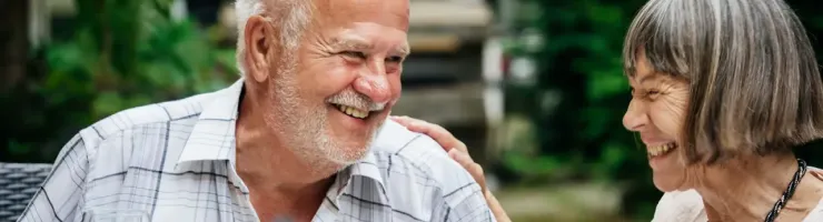 Un couple âgé en train de passer du bon temps ensemble.