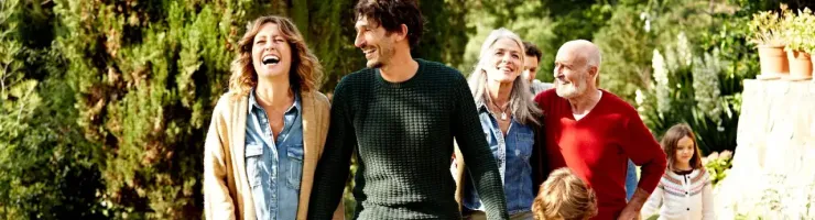 Une famille se promène dans la nature