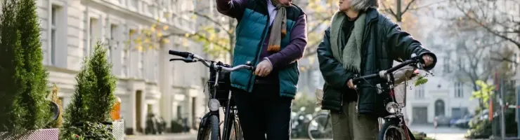 Un couple à vélo dans la rue.