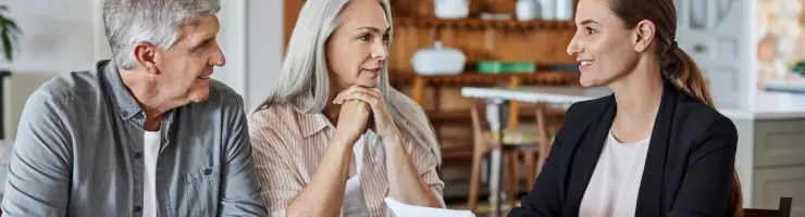 Un couple se fait coacher par une conseillere.