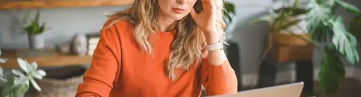 Femme travaillant sur son ordinateur portable à domicile.