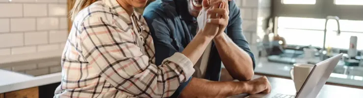 Un couple de personne se font un check