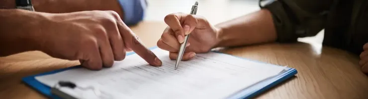 Gros plan sur une personne est en train de signer un contrat