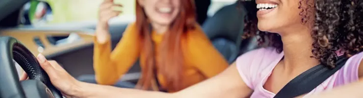 Jeunes femmes souriantes à l'intérieur d'un véhicule