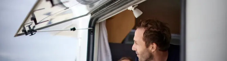 Une famille voyage en camping-car.