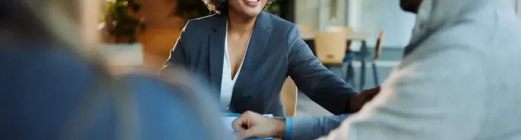 Un conseillère bancaire est en train de conseiller un couple.