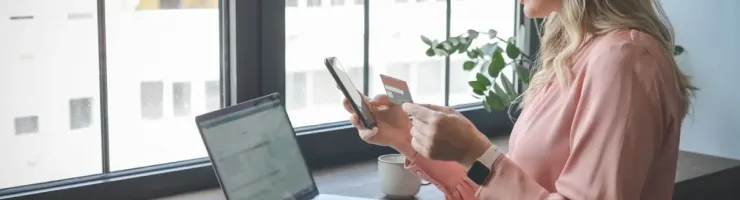 Femme en train de faire un achat via son téléphone portable.