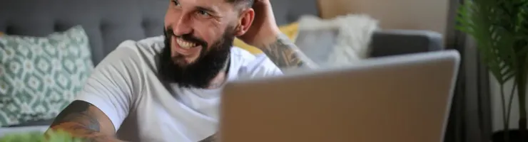 Un homme travaille sur un ordinateur portable.