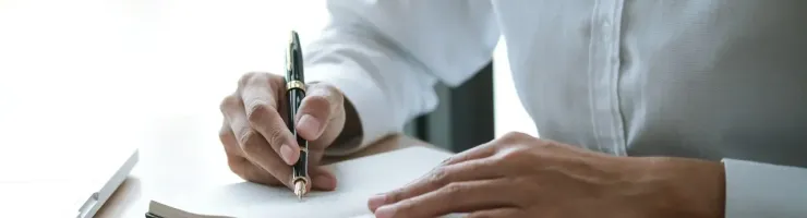 Femme en train d'écrire sur un carnet