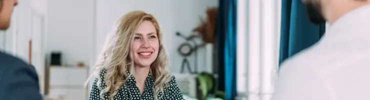 Une conseillère échangeant avec un couple de sociétaires lors d'un rendez-vous.