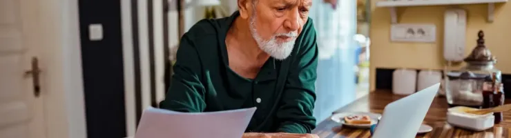 Un homme est en train de naviguer sur son ordinateur portable