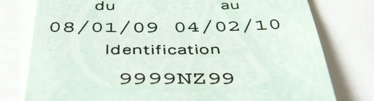 Gros plan sur la carte verte où les dates de validités sont barrées par un trait rouge