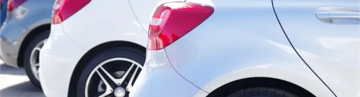 Gros plan sur l'arrière de plusieurs voitures compactes modernes garées en rang.