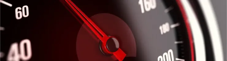 Gros plan sur un compteur de vitesse de voiture avec l'aiguille indiquant 80 km/h.