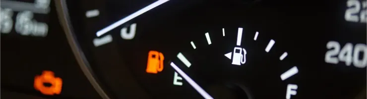 Tableau de bord de voiture avec l'indicateur de niveau de carburant presque vide.