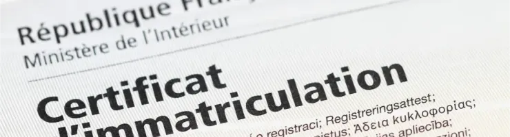 Gros plan d'un "Certificat d'immatriculation" français officiel, document important pour les véhicules.