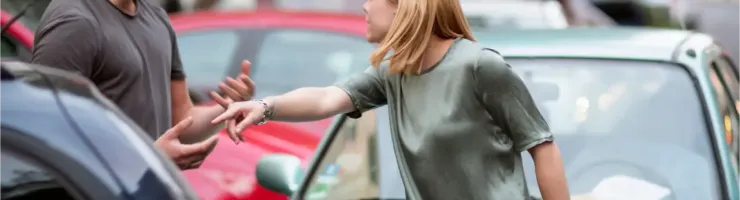 Un homme et une femme se disputent à propos d'une voiture, montrant des expressions de frustration et de désaccord.