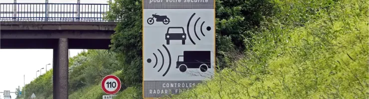 Un panneau de signalisation français avertissant des contrôles radars pour motos, voitures et camions.