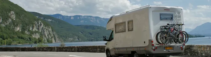 camping car sur une route.