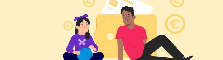 Une fille tient une tirelire dans ses mains, assise à côté d'un adulte.