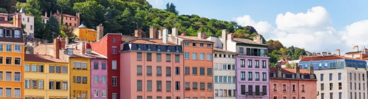 La colline de Fourvière à Lyon, avec ses immeubles colorés au premier plan et la basilique en hauteur. Paysage urbain français.