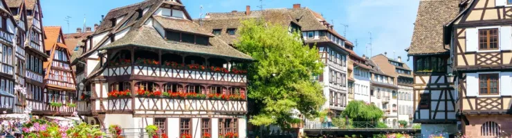 La Petite France à Strasbourg : maisons à colombages fleuries au bord de l'eau.