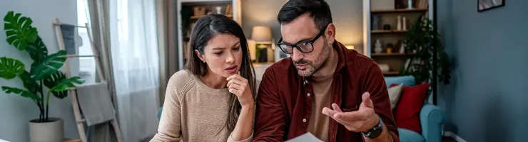 Couple en réunion autour d'une table.