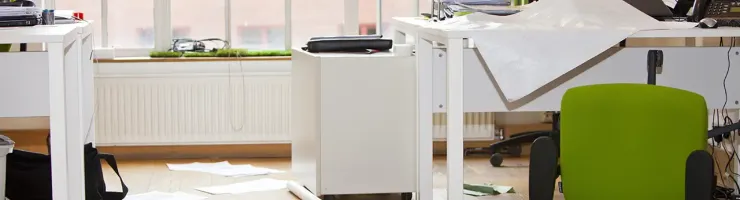 Bureaux endommagés après un acte de vandalisme.