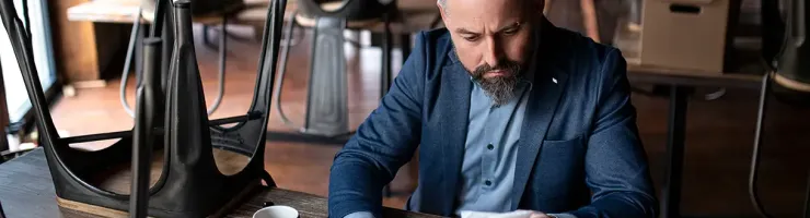 Entrepreneur consultant des documents dans son atelier de production.