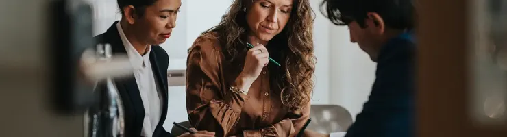 Groupe de collègues féminines collaborant dans un espace de coworking.