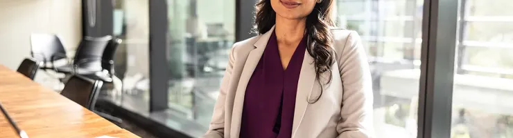 Femme travaillant sur son ordinateur portable dans un bureau d'entreprise.