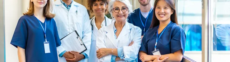 Équipe de professionnels de santé souriants posant ensemble à l'hôpital