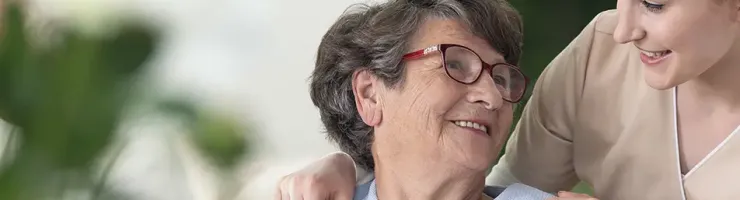 Personne âgée échangeant avec un proche à domicile