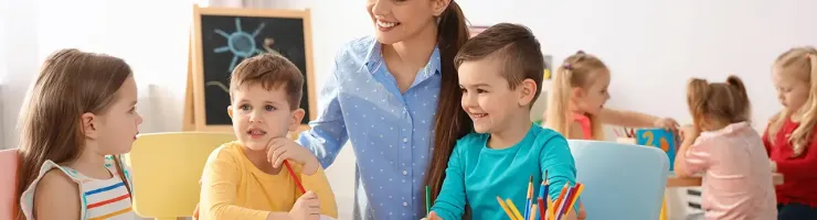 Maîtresse avec ses jeunes élèves