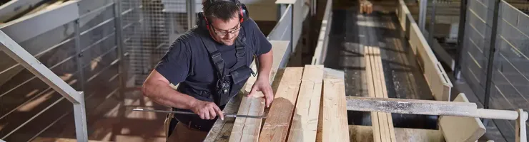 Travail du bois dans un atelier de menuiserie