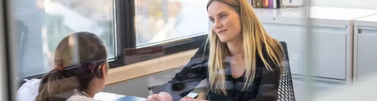 Entretien professionnel entre une conseillère et une cliente