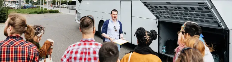Voyageurs montant dans un autocar de tourisme