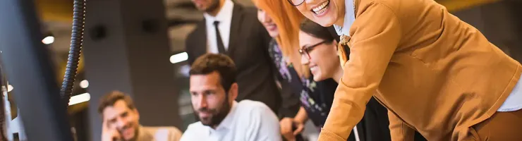 Réunion d'affaires entre plusieurs collaborateurs.