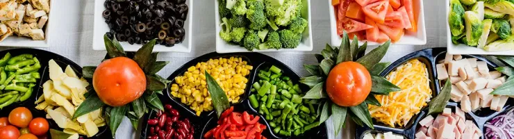 Buffet froid de légumes découpés.