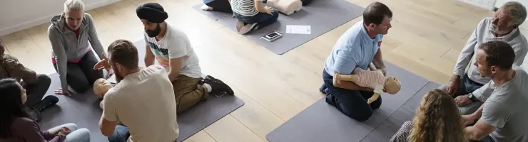  Groupe de personnes apprenant à réaliser les gestes de premiers secours.