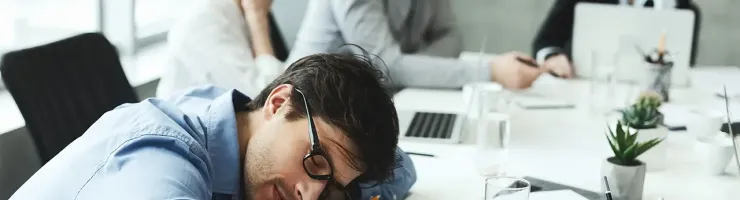 Salarié endormi sur son bureau.