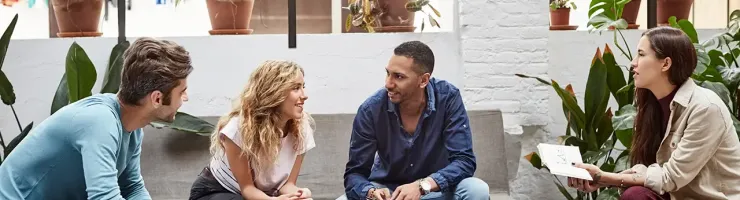 Réunion d'équipe dans un espace de coworking.