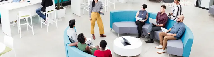 Un groupe de personnes assises autour d'une table ronde, discutant et échangeant des idées.