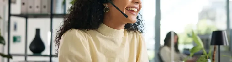 Salariée utilisant un casque de télécommunication.